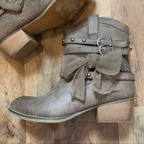 Adorable studded straps & tulle bow ankle booties - Picture 2 of 10